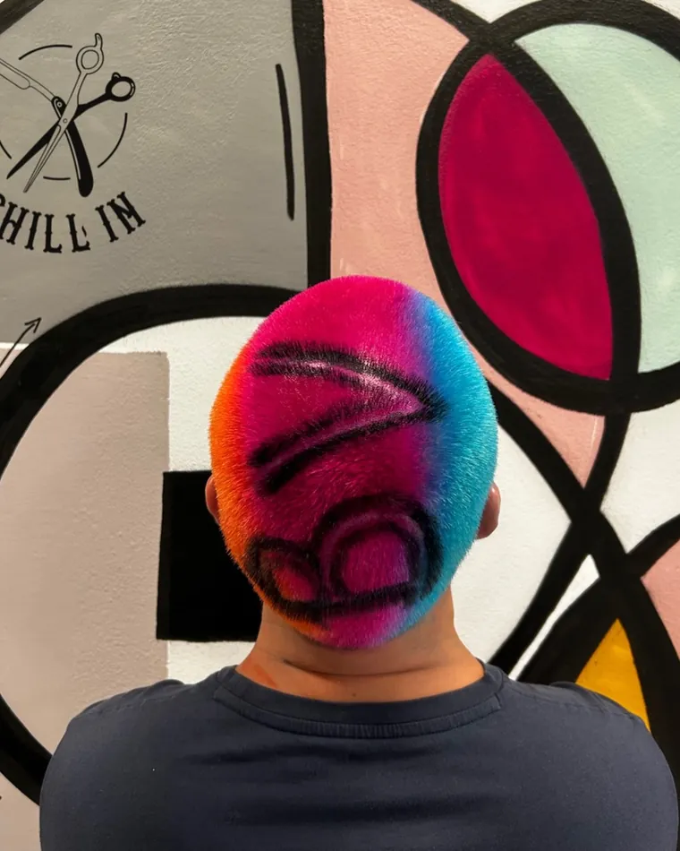 Rasato arcobaleno con la B di Basketville disegnata