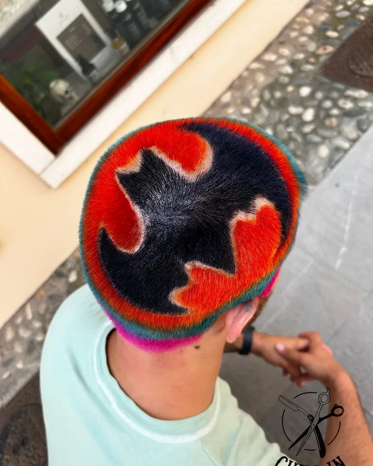 Simbolo di Batman colorato sulla testa