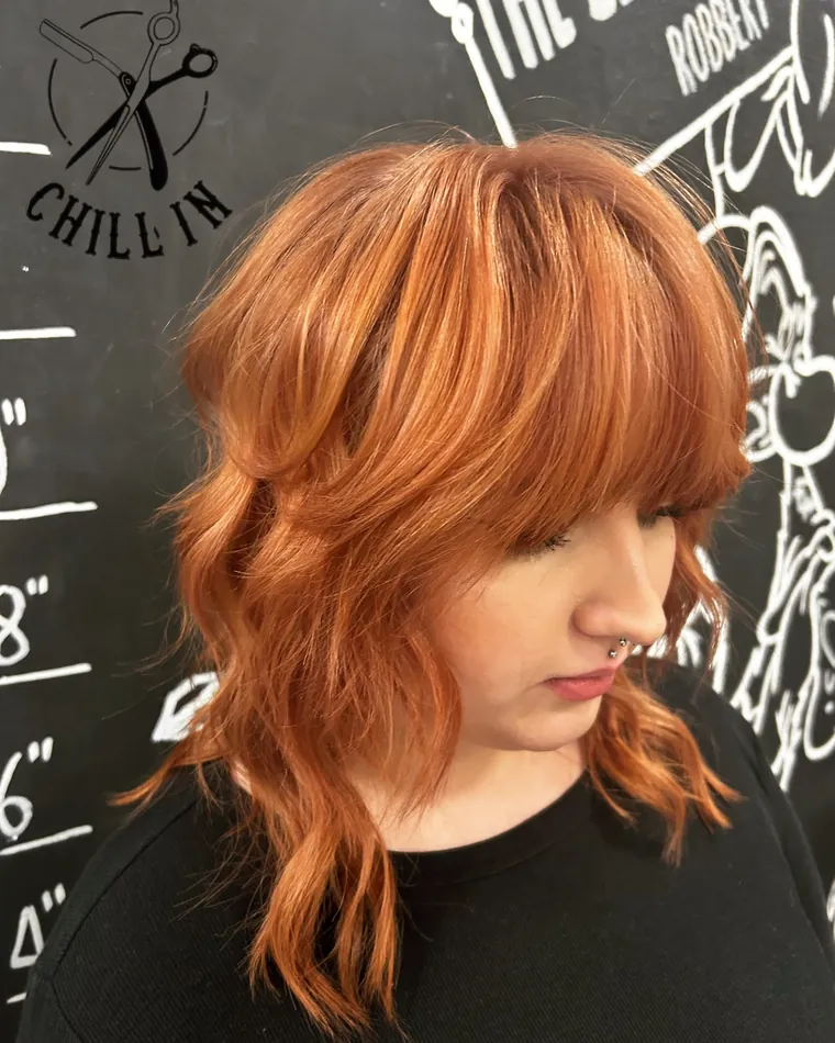 Taglio scalato con frangia color rame, look Copper Rose