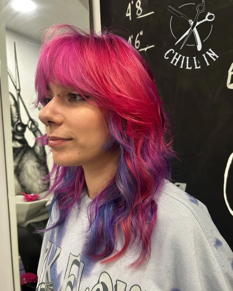 Capelli lunghi mossi rosa e viola con frangia