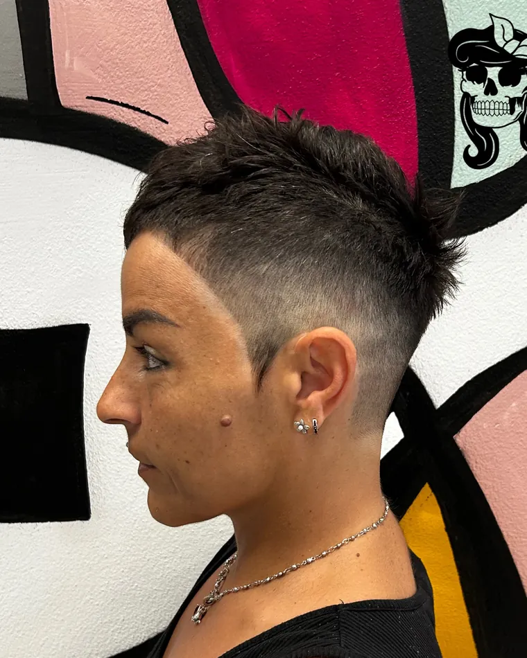 Pixie cut scuro con lati sfumati