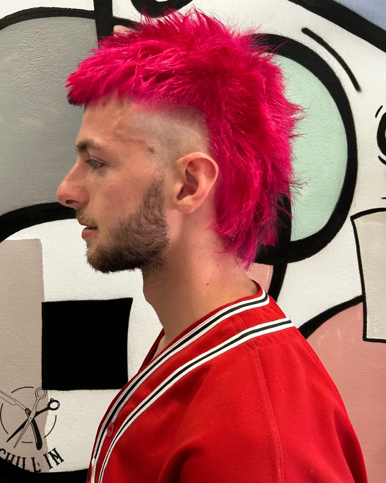 Cresta fucsia e nera, look Half & Half