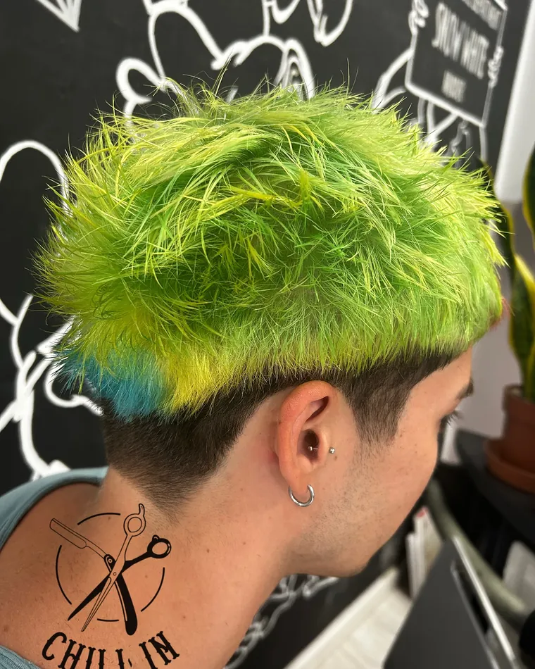 Capelli verde acido con punte blu
