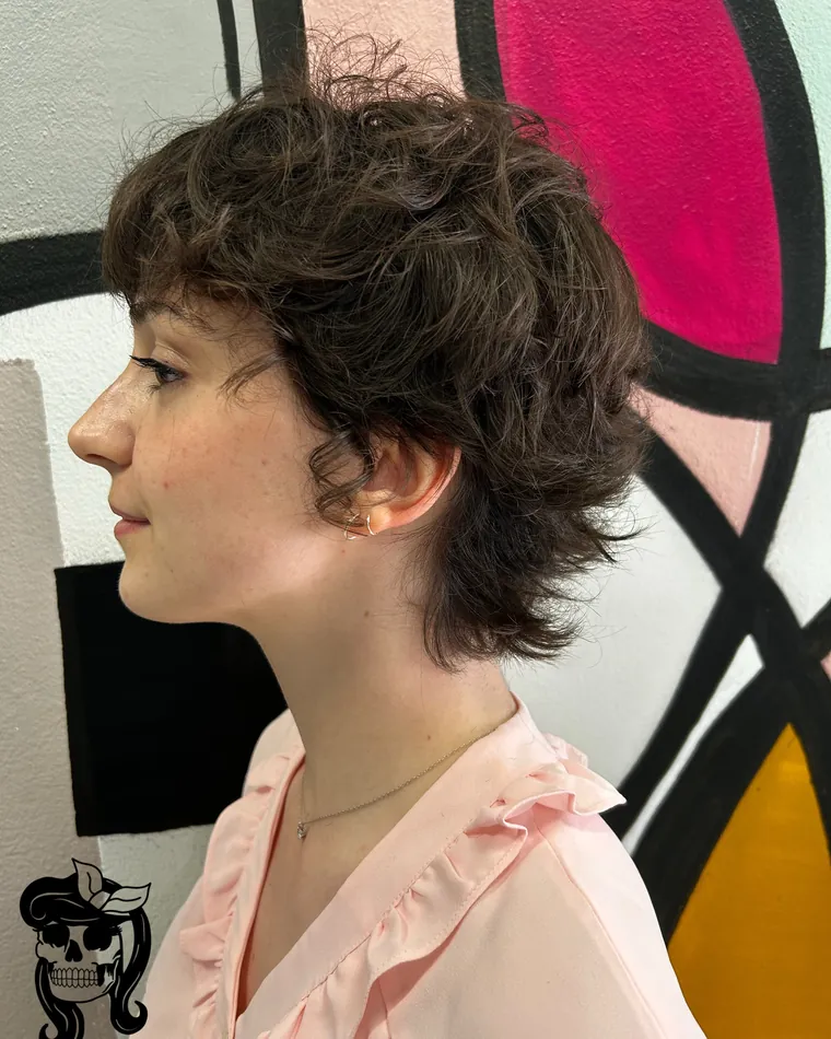Mullet riccio castano, look Hair but make it art