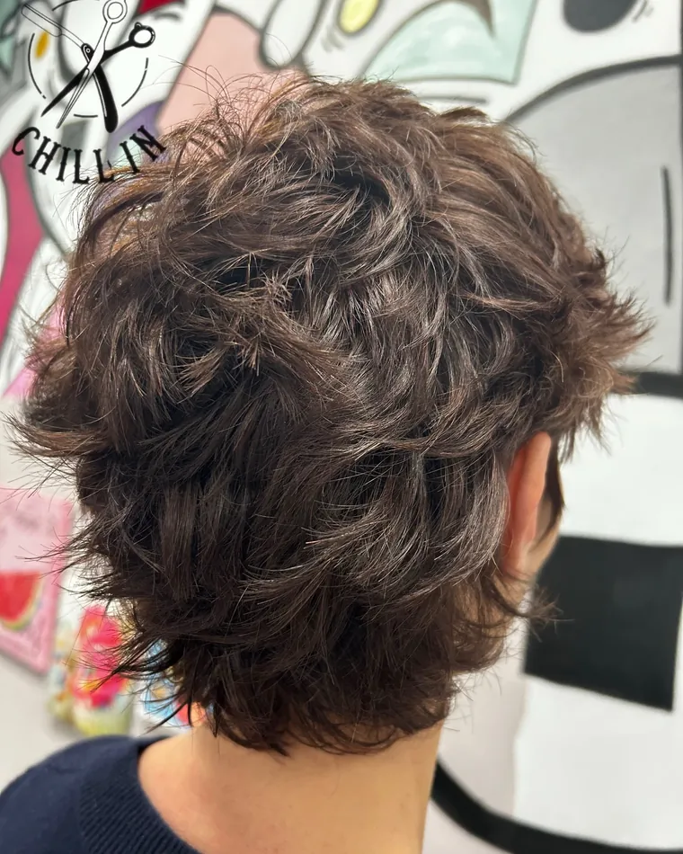 Mullet mosso castano visto da dietro