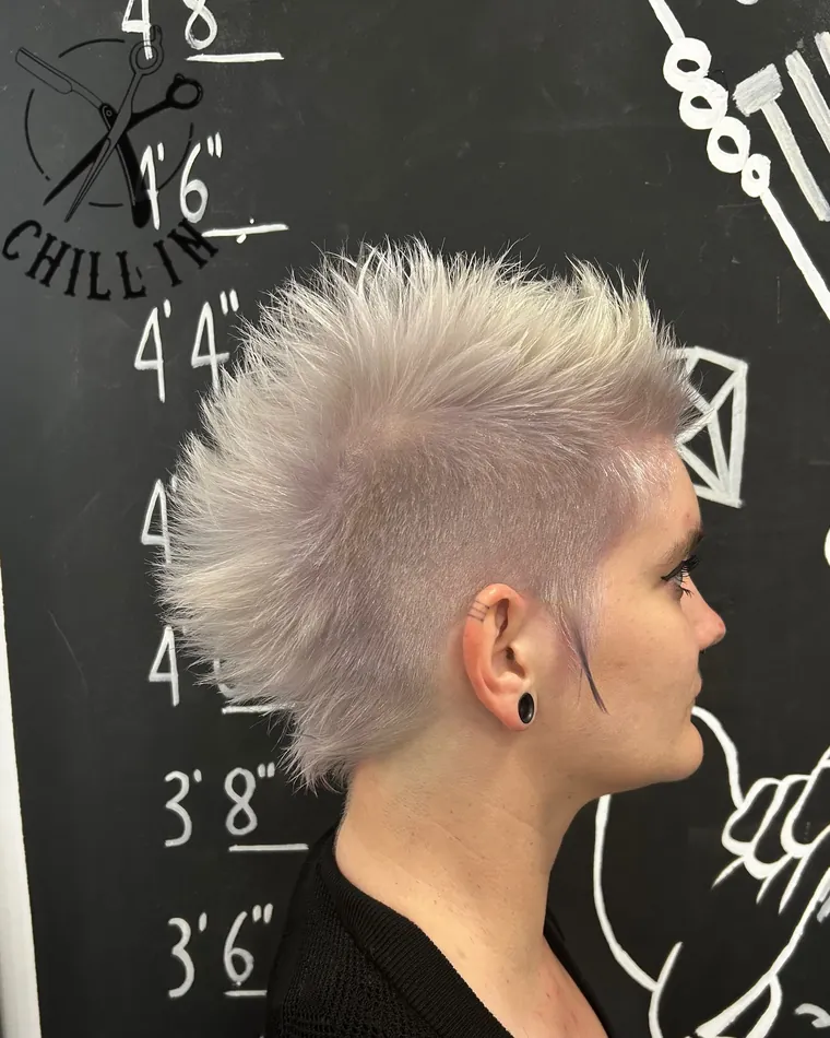 Taglio corto spettinato platino