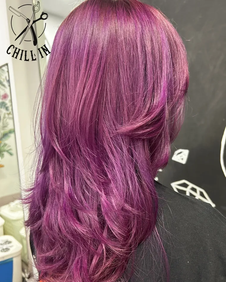 Capelli lunghi scalati viola