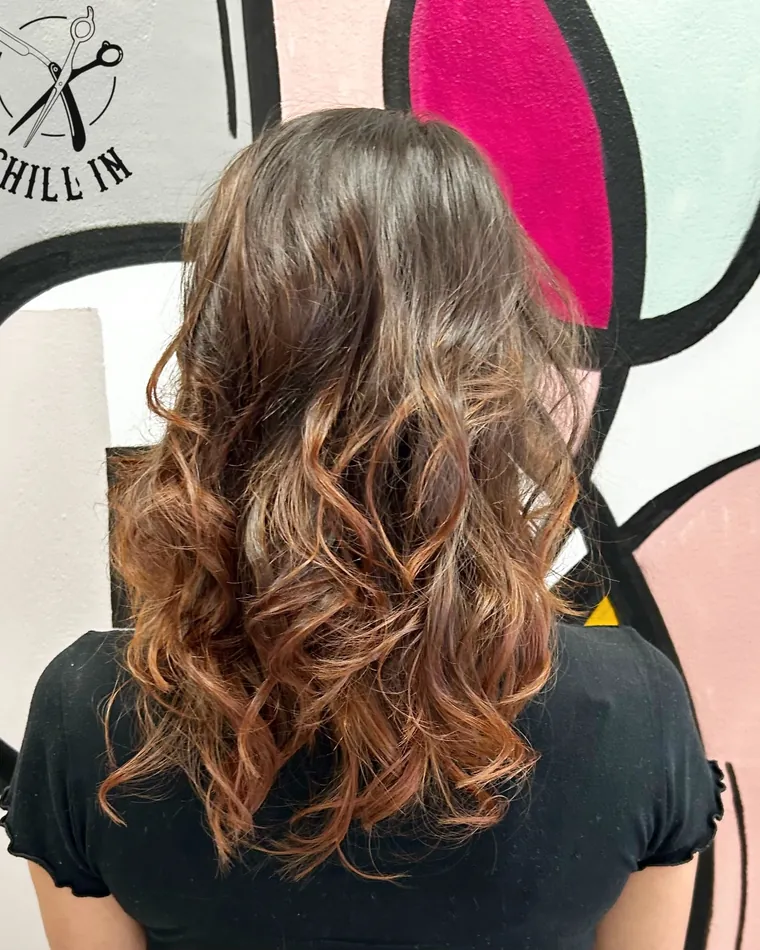 Capelli lunghi mossi con shatush caramello