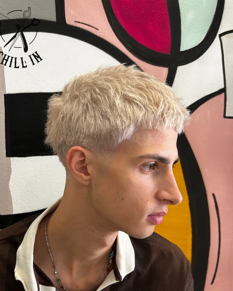 Taglio corto biondo platino, look Zeta Cometa Light