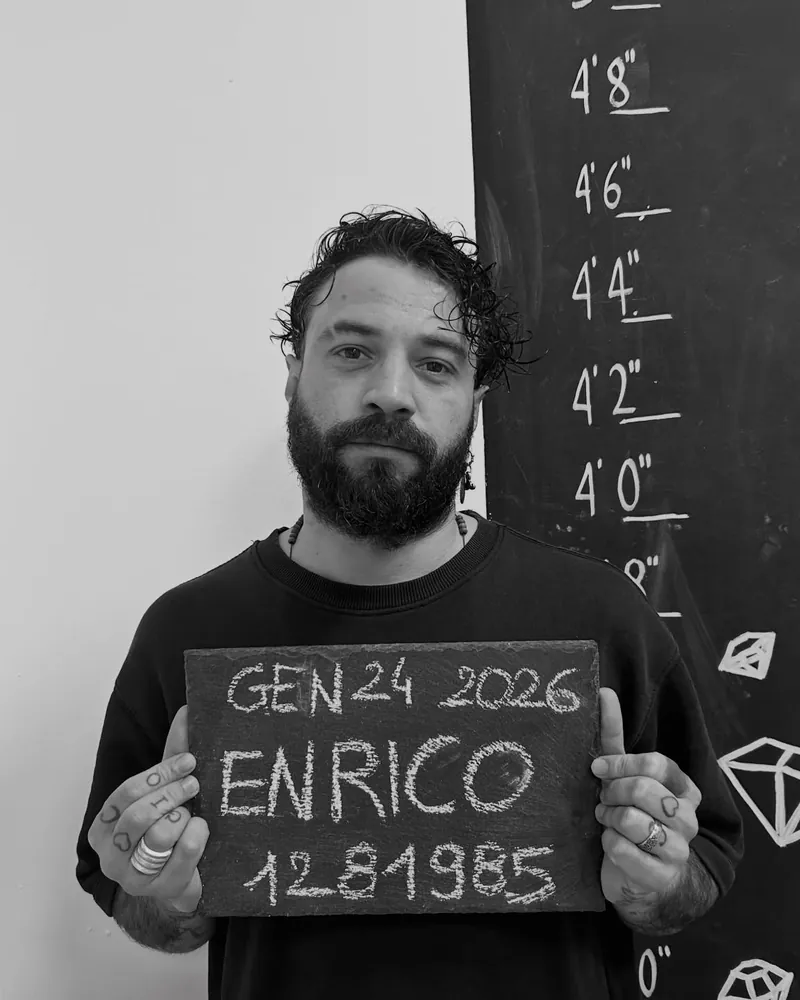 Enrico, foto segnaletica in salone con il cartello del suo nome