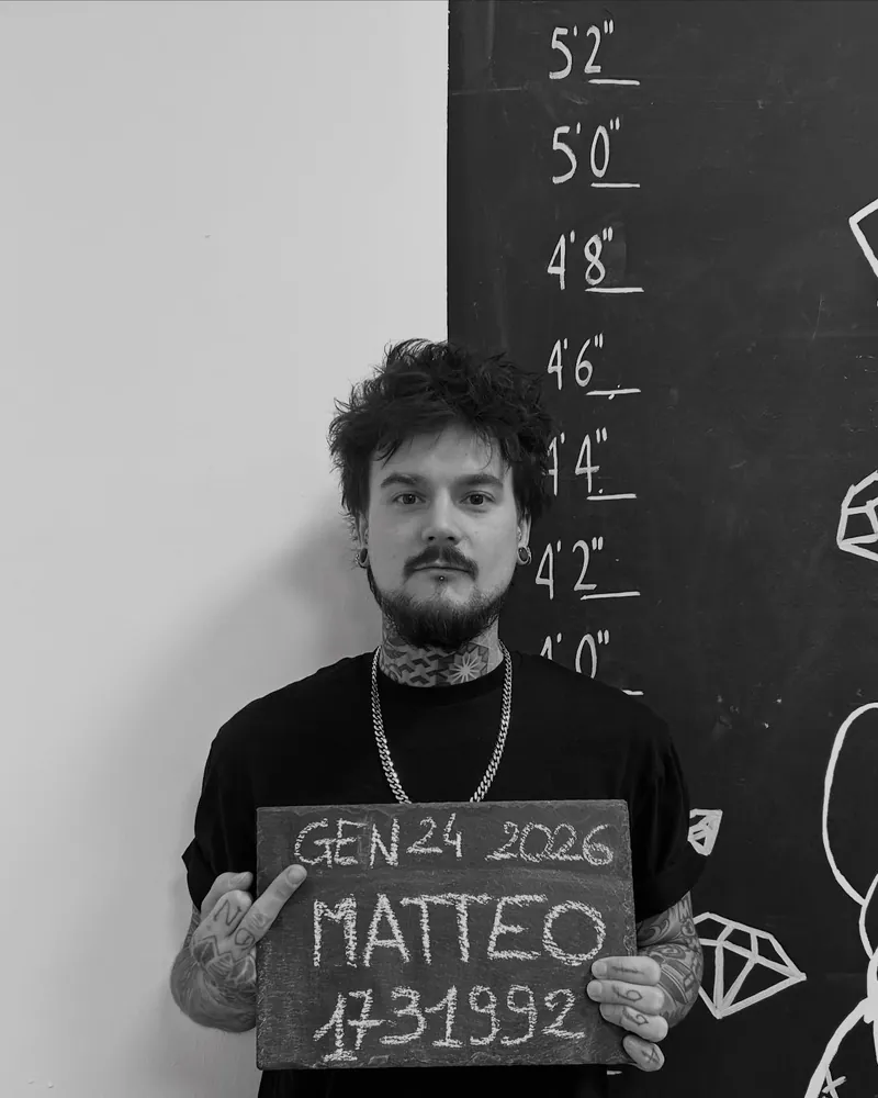 Matteo, foto segnaletica in salone con il cartello del suo nome
